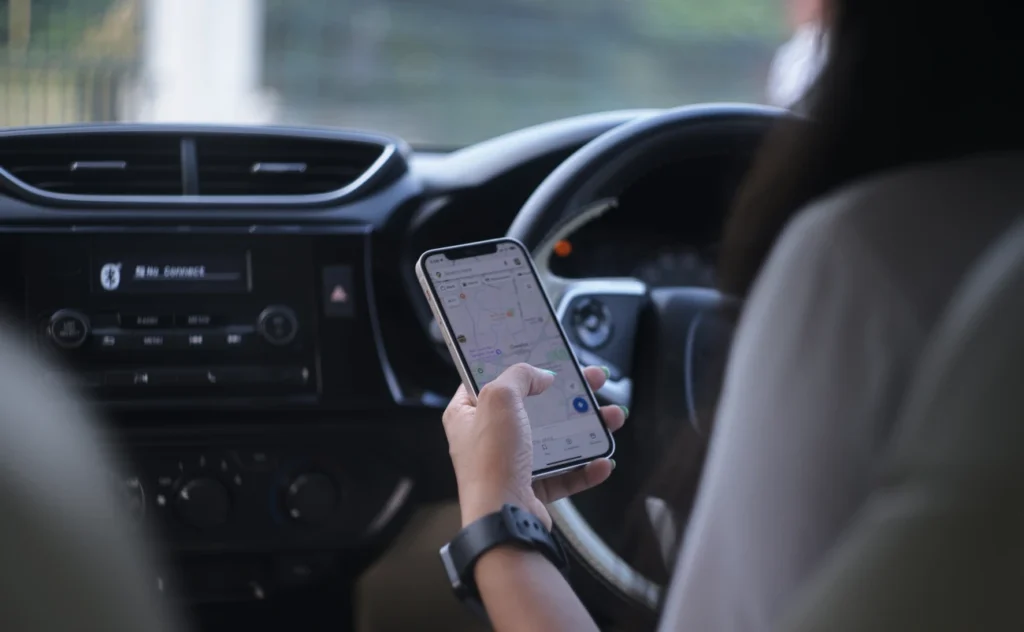 Invitato al matrimonio consula google maps prima di recarsi alla cerimonia nuziale